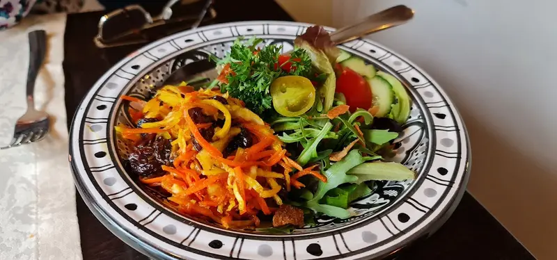 Frisse salade met granaatappel en kruiden
