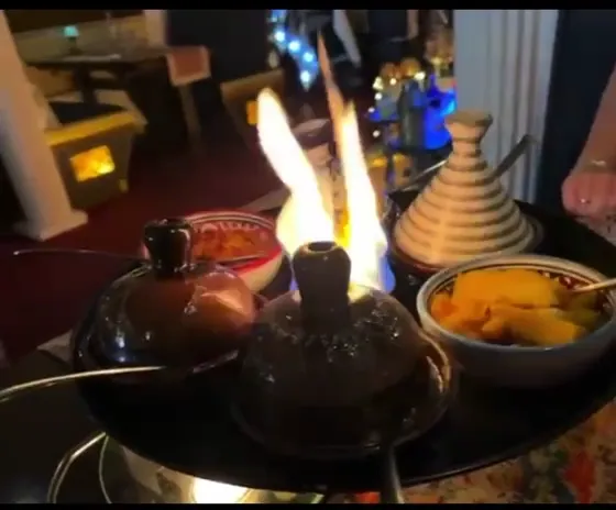 Gedekte tafel in het restaurant, kort voor de eerste gasten